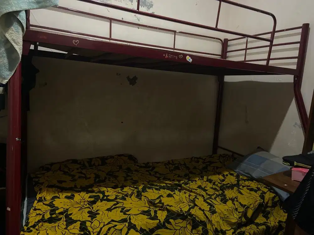 tempat tidur tingkat besi
