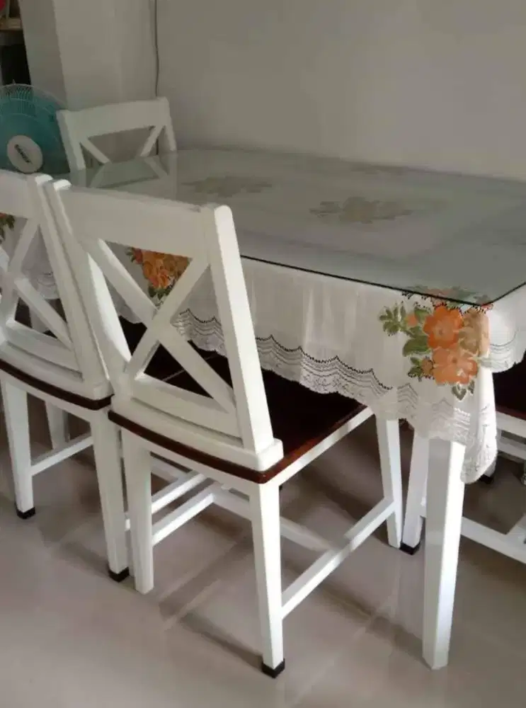 Meja Makan Minimalis