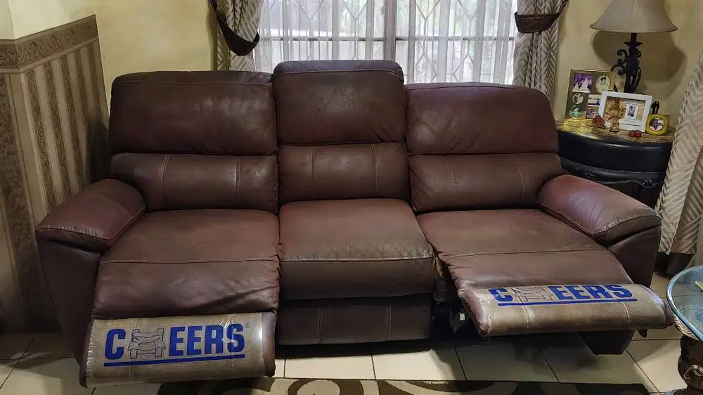 Sofa Cheers yg dapat direbahkan/dinaikkan (reclining) secara elektrik.