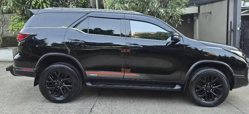 Toyota Fortuner TRD 2.4 VRZ A/T (lgsg tgn pertama)