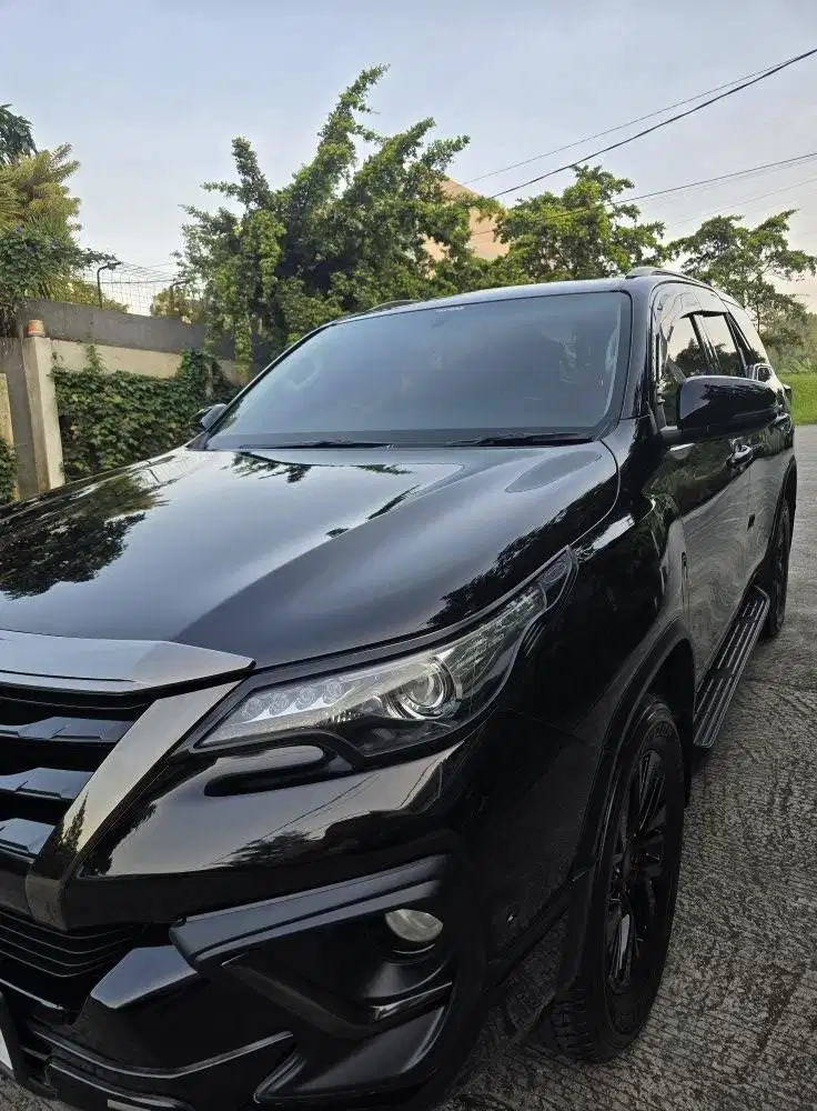 Toyota Fortuner TRD 2.4 VRZ A/T (lgsg tgn pertama)