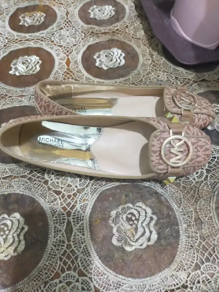 Sepatu pria dan wanita