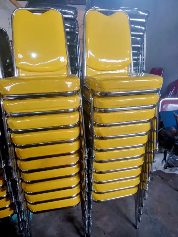 Kursi susun model Futura