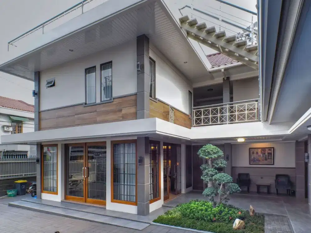 Rumah mewah furnished 3 lantai di Slamet Riyadi solo kota