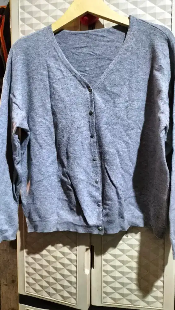 Cardigan abu kancing besi
