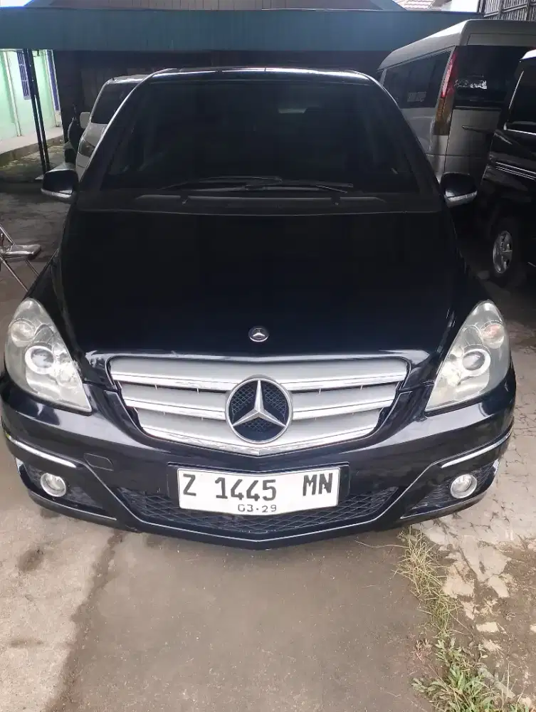 Di jual mobil mercedes benz b180 metic pembuatan 2009 pemakayan 2010