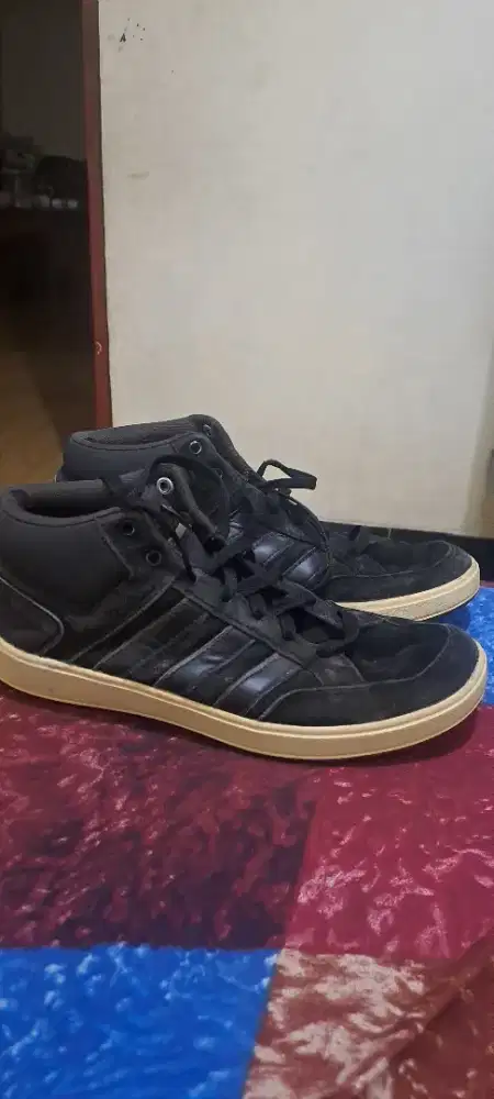 Sepatu adidas all court