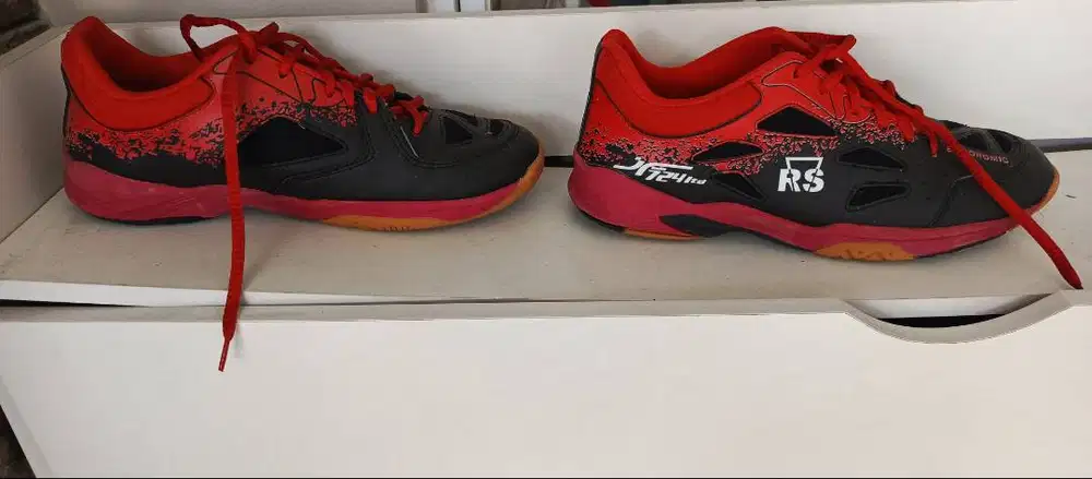 Dijual sepatu bulutangkis merek RS baru 1x pakai ukuran 40