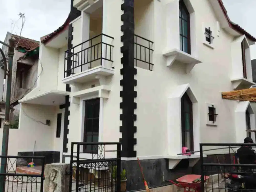 RUMAH BANGUNAN MODEREN LOKASI DIENG ATAS MALANG