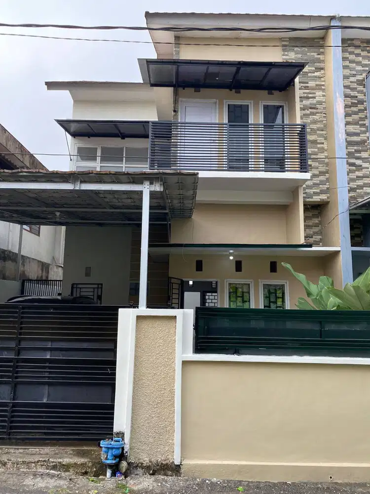 Rumah townhouse tengah kota