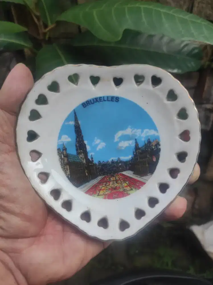 Mainan anak souvenir piring keramik dari Brussels Belgia eropa mulus