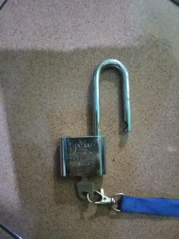 Gembok pagar rumah