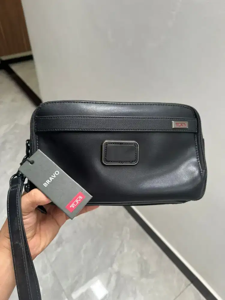 Tas tangan Tumi alpha leather clutch