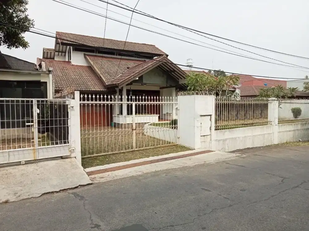 Rumah Lama Terawat Antik Full Furnished Siap Huni di Gegerkalong Bandung