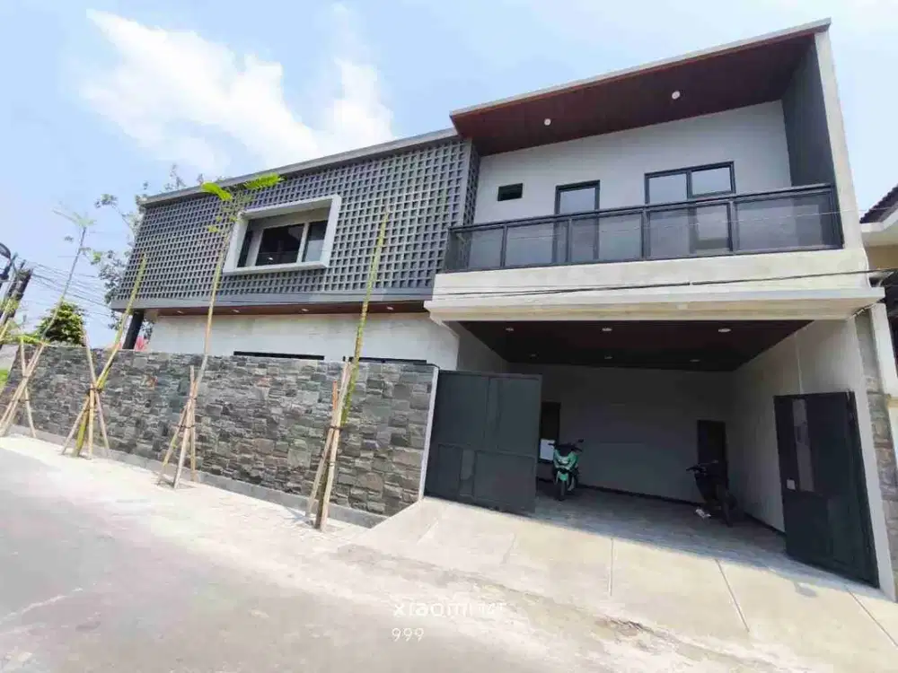 Rumah baru mewah plus kolam renang di sumber solo