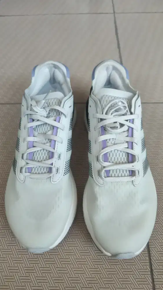 Adidas Avryn uk 43 1/2, abu2, kondisi sip