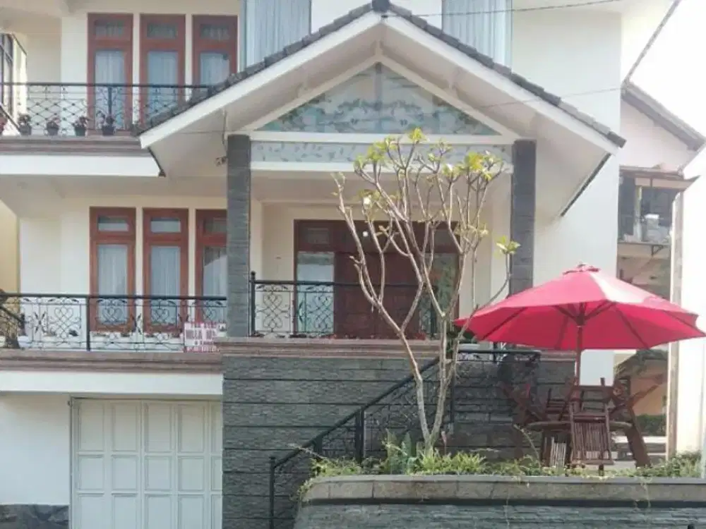 Dijual Rumah di Komp Villa Istana Bunga Bandung Barat, 3 Lantai Furnished