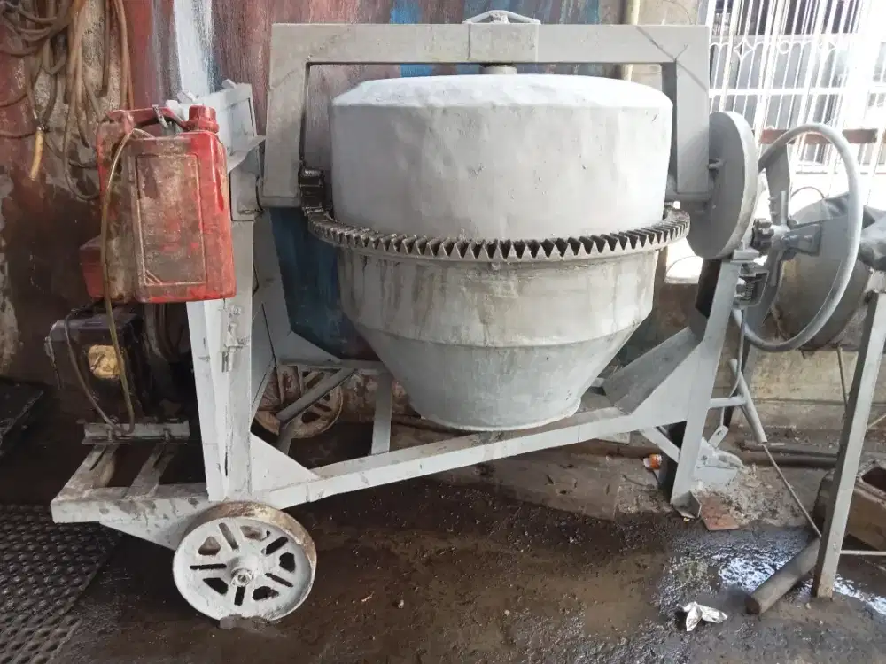 Molen cor kapasitas 50 kilogram semen, mesin China 8 PK mantap