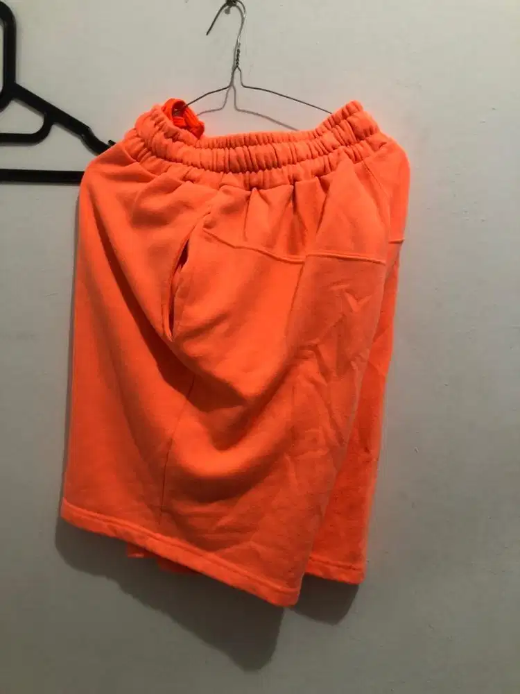 Celana pendek orange