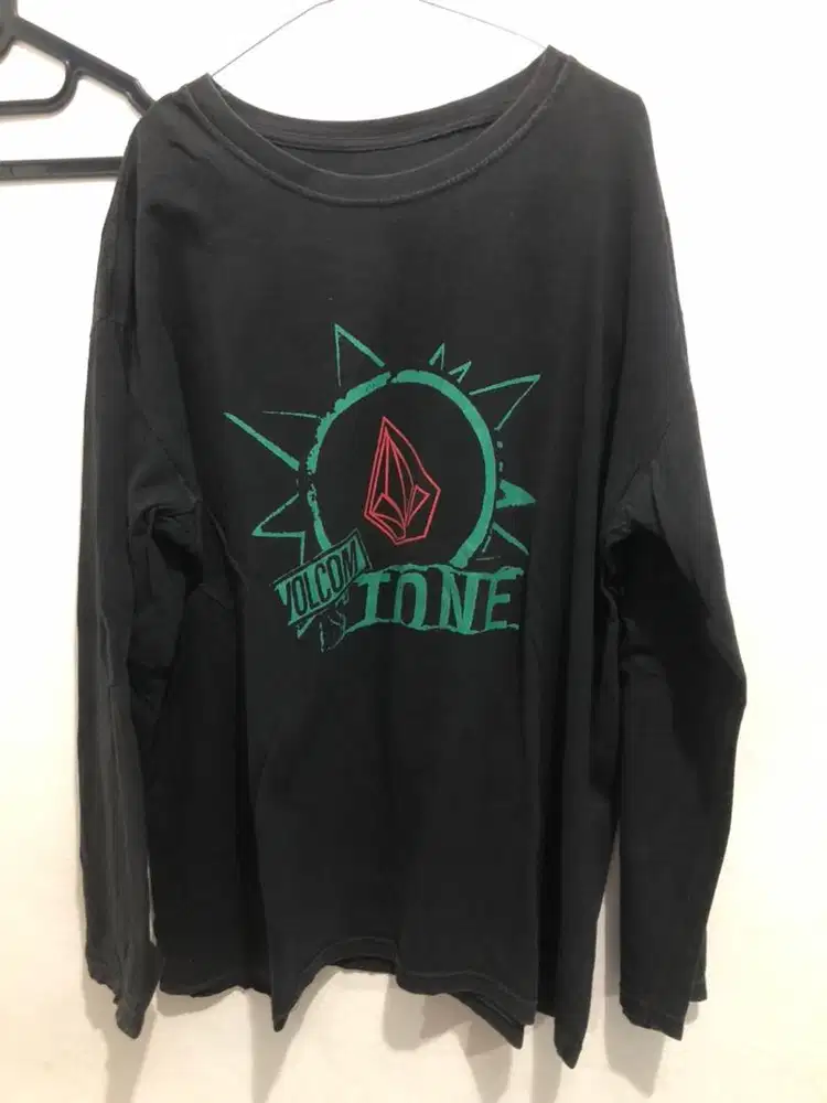 Kaos hitam lengan panjang