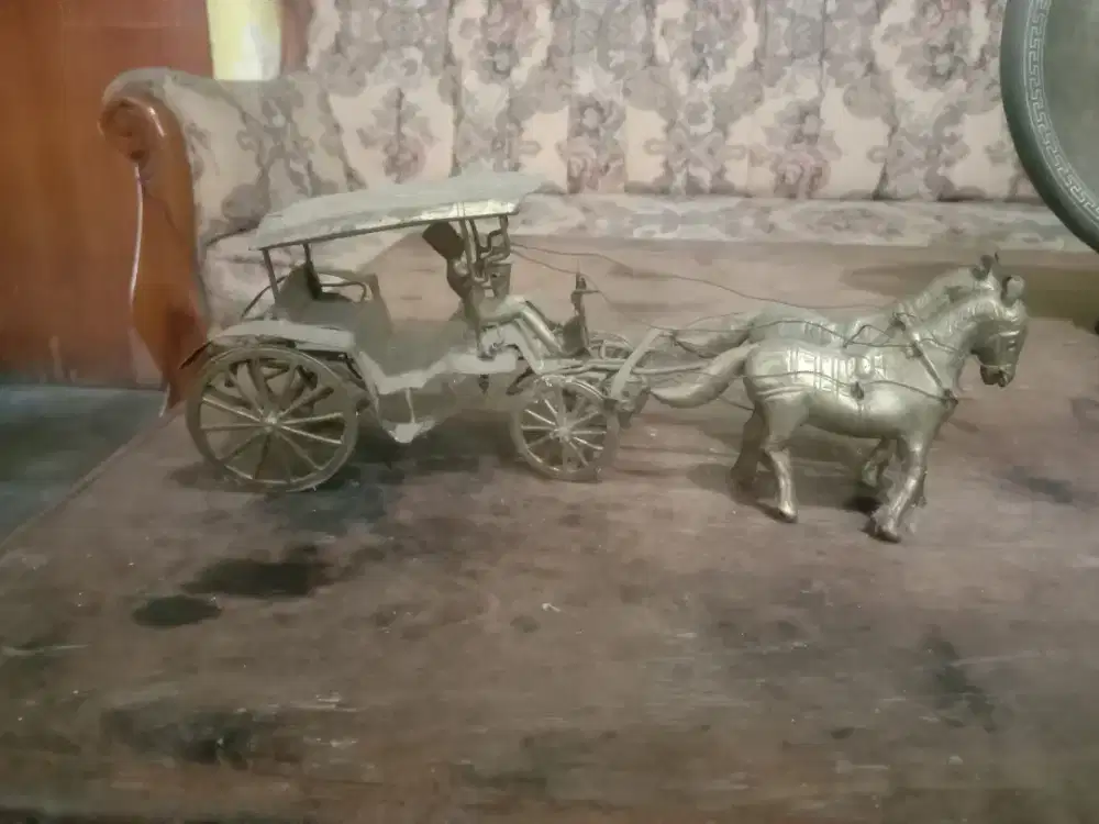 Pajangan kereta kuda kuningan