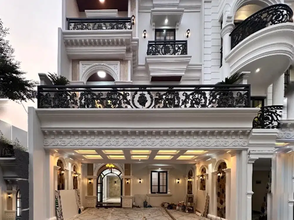 Rumah 3 Lantai American Classic di Jagakarsa, Siap Huni!