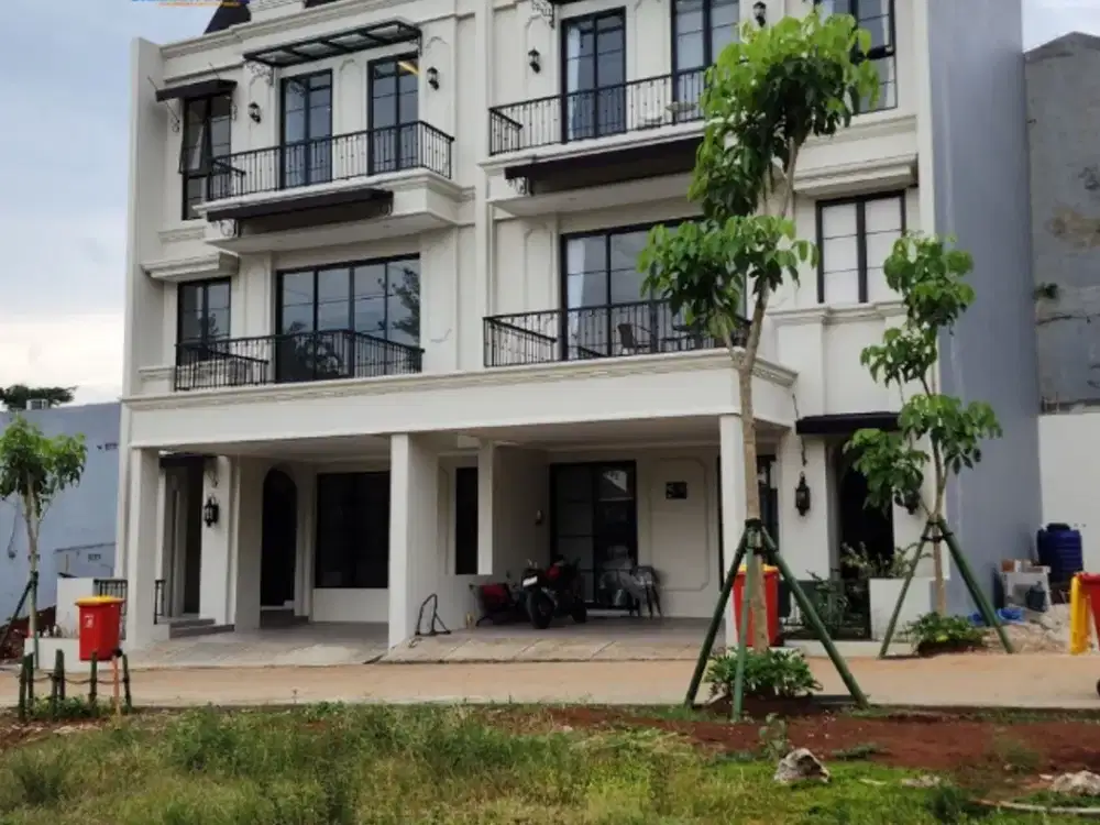 Desain Klasik, Kenyamanan Modern! Rumah 3 Lantai di Jagakarsa!