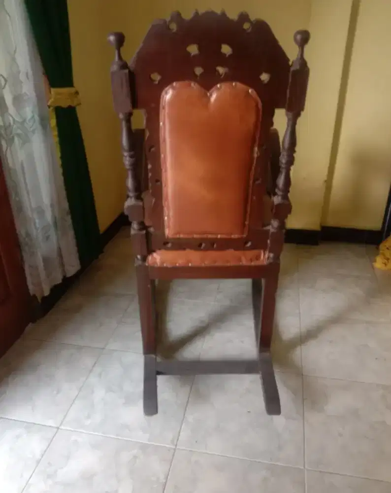 Kursi goyang naga lawasan