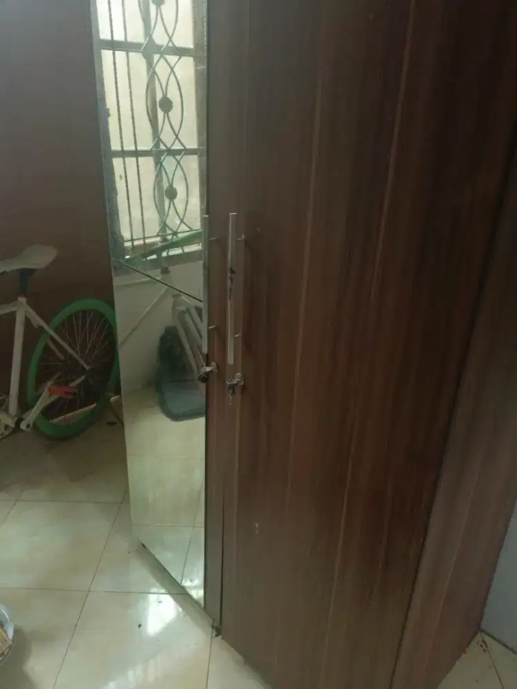 Lemari pakaian dua pintu