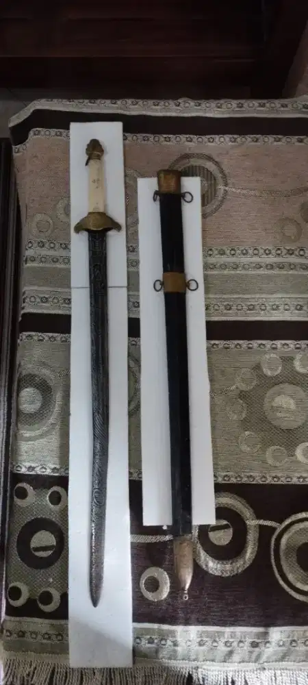 Pedang gagang tulang binatang