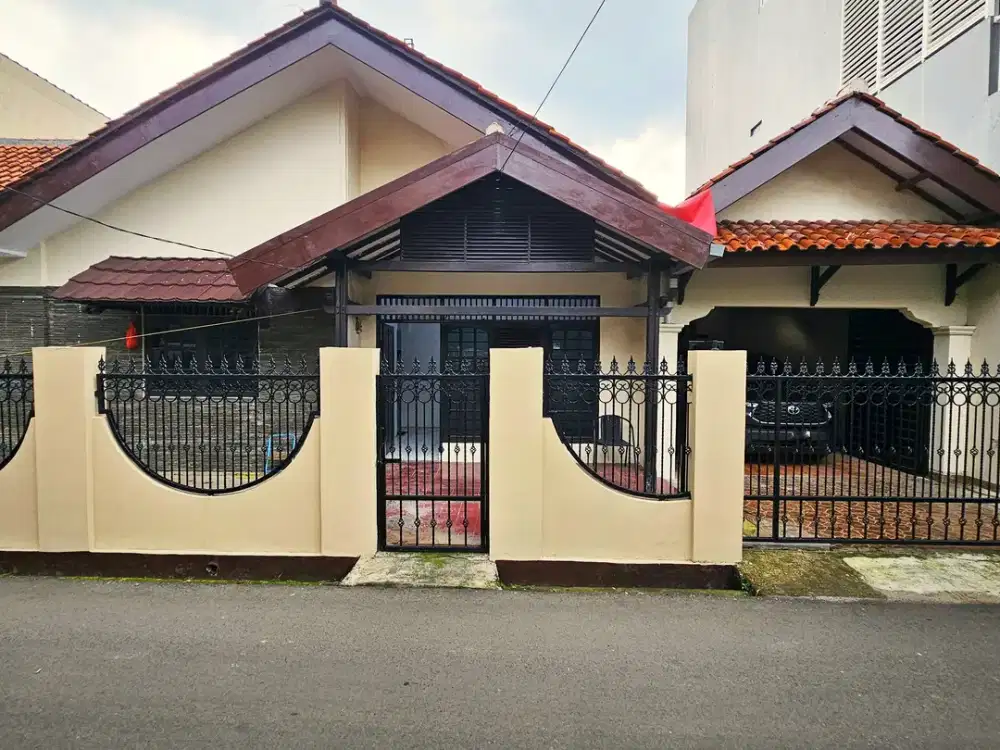 Rumah Dijual Kalisari, Pasar Rebo. Dekat Tol. Jalan Utama. NEGO