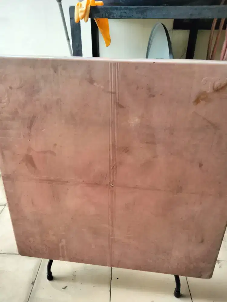 Meja plastik merah kaki besi