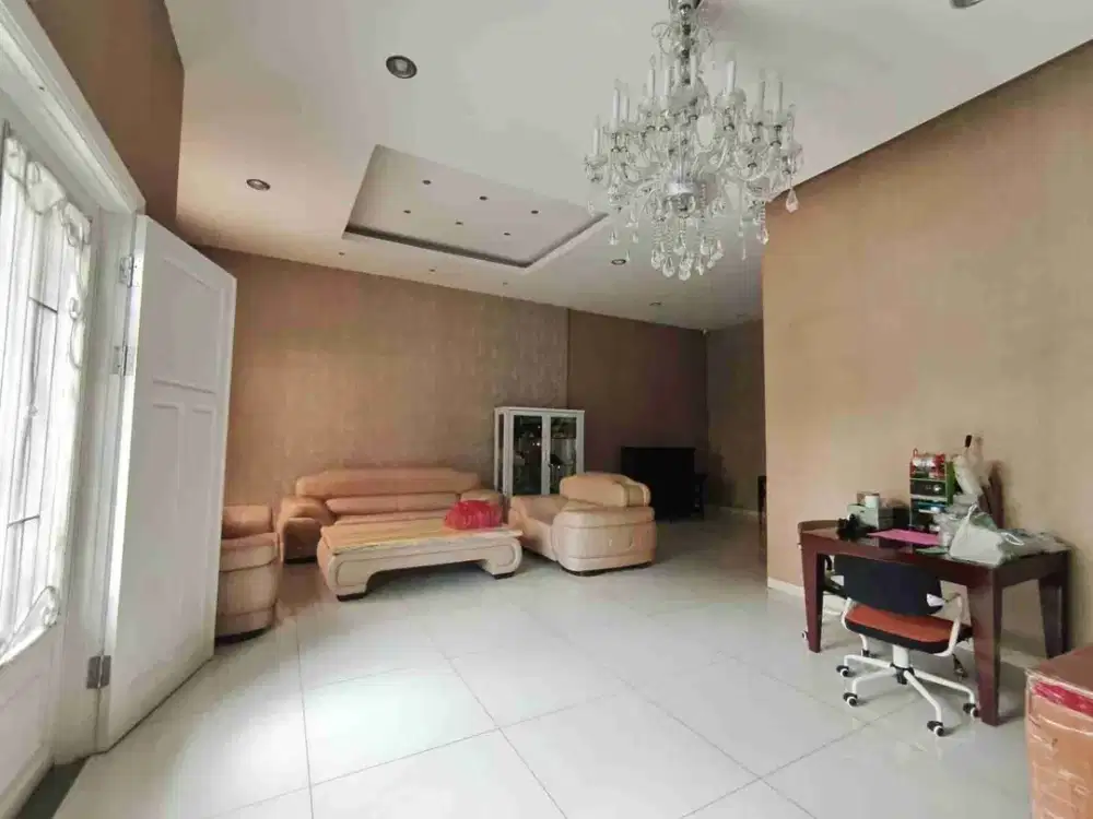 Dijual Villa Mewah Daerah Polonia  Komplek The Palace Residence, Jl. Mustang