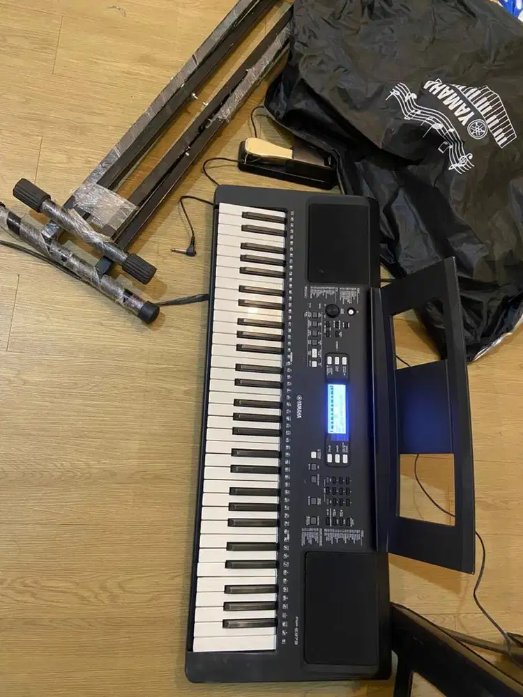 Piano keyboard psr e373