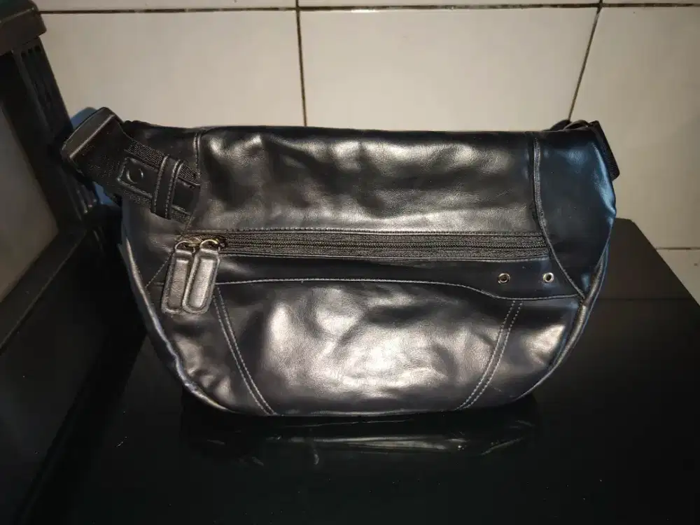 Tas Selempang Kulit