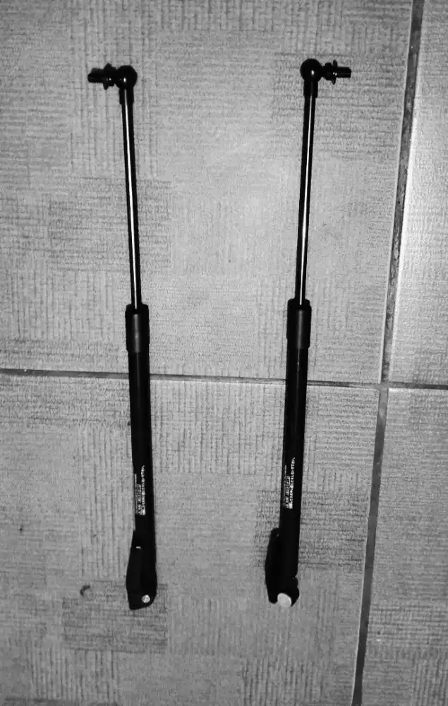 Stay Assy back door atau Shock bagasi Nissan grand Livina