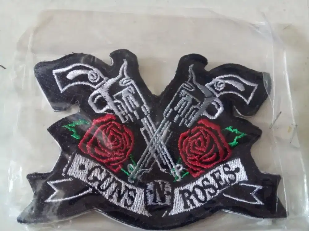 Emblem kain Guns & Roses keren