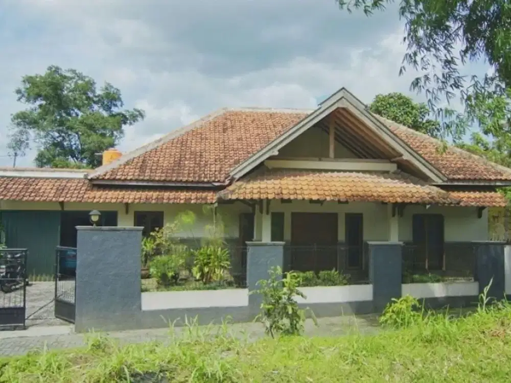 RUMAH DENGAN KONSEP RUMAH TROPIS, DI JL JATI REJO, MLATI, SLEMAN.