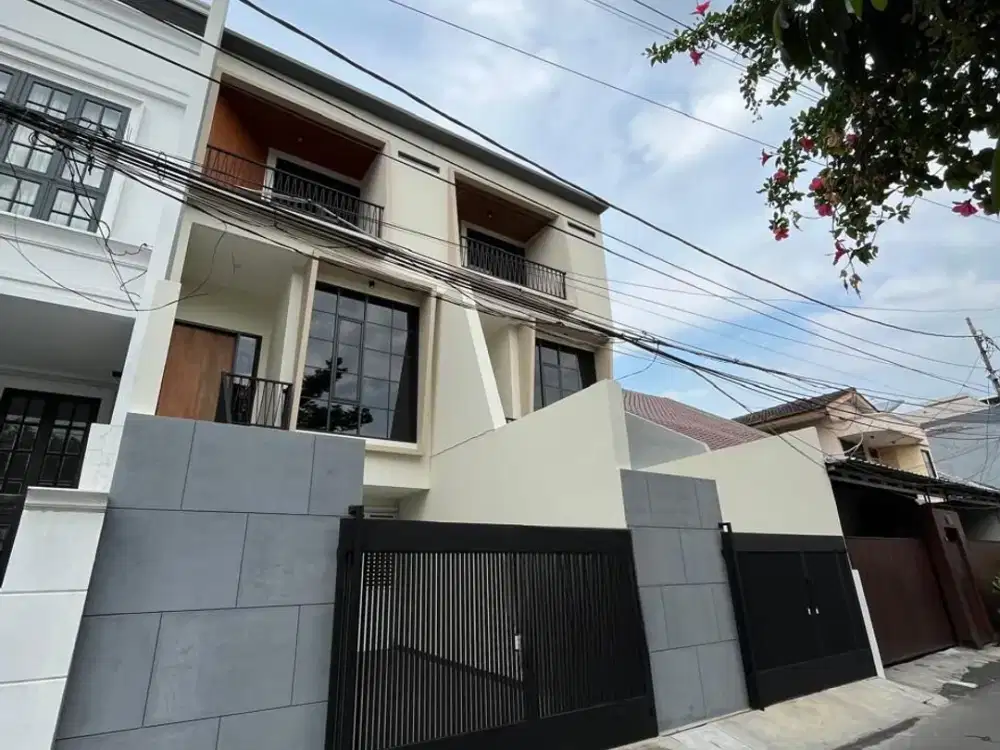 Rumah Bagus 3 Lantai Dekat Akses Tol, Mall & Sekolah di Tomang Jakarta Barat