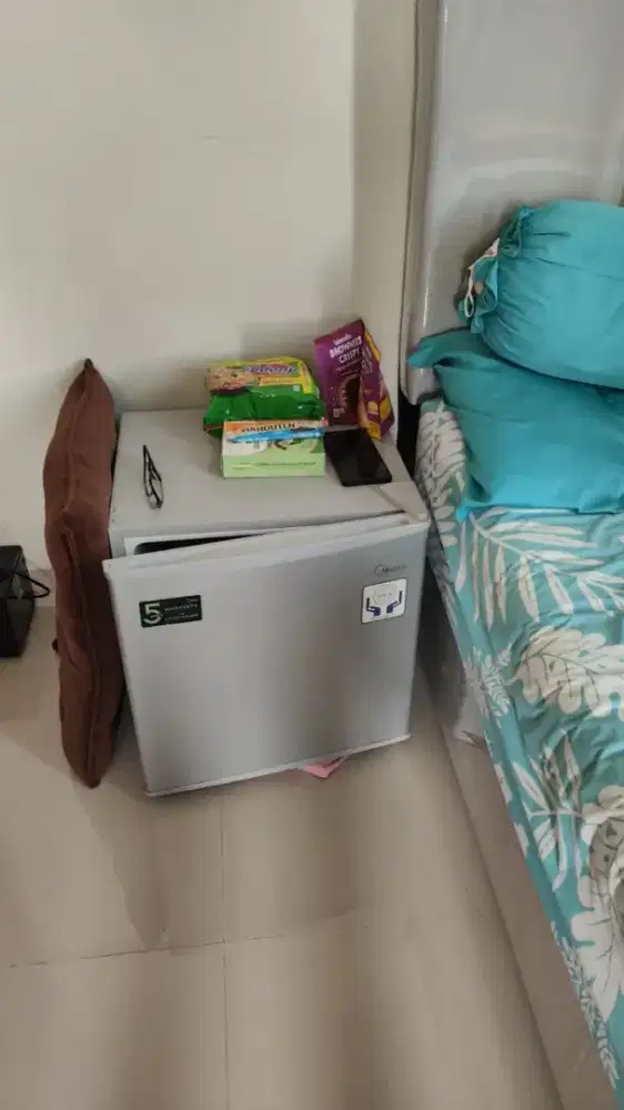 Kulkas Minibar merk Midea like new