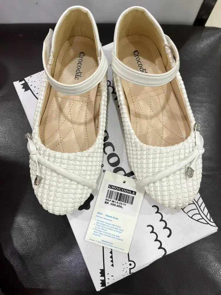 Sepatu anak perempuan