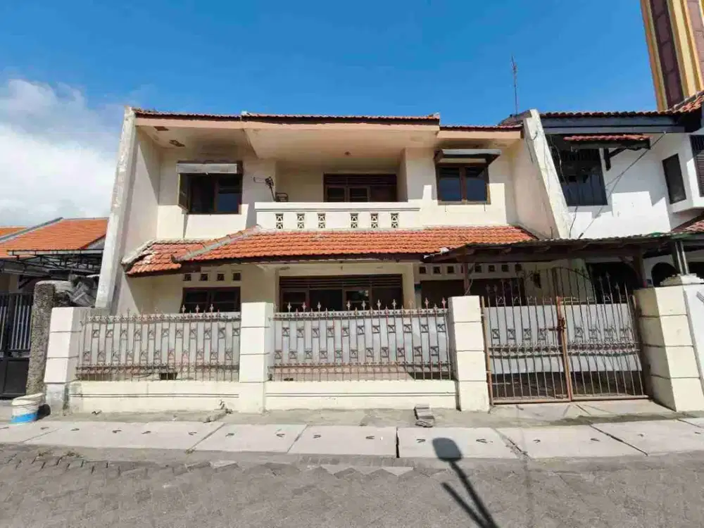 Dijual Rumah Tenggilis Kauman 
Luas tanah : 167 m³ (9x18,5)