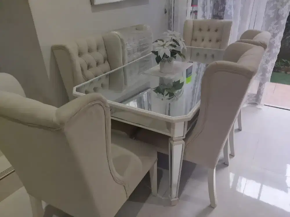 Set Meja Makan Putih