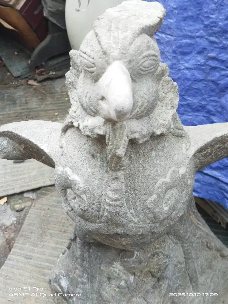 Patung batu berbentuk burung