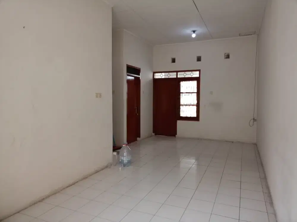 Rumah Minimalis Strategis siap huni, Taman Kopo Indah