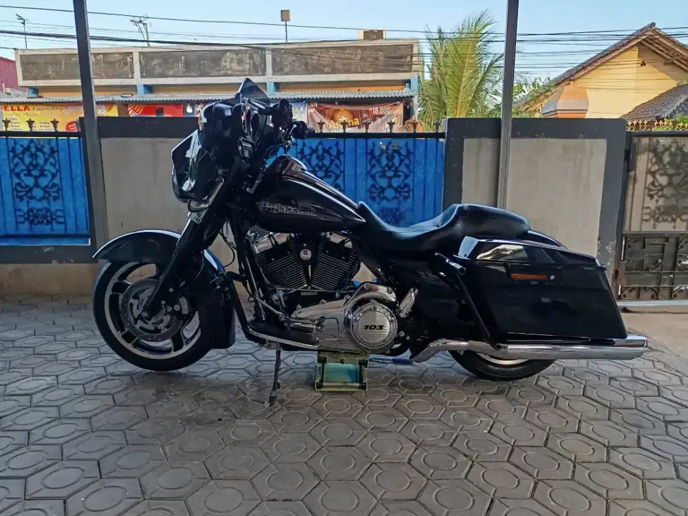 Harley street glide/SG FLHX abs 2013 good condition