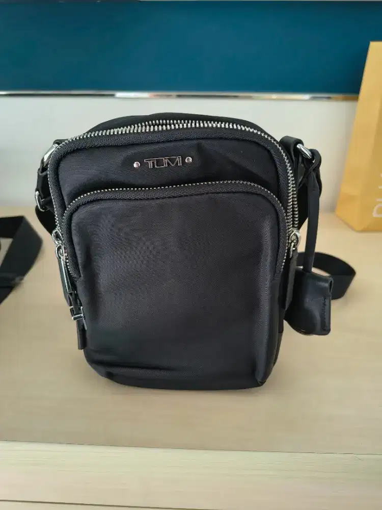 TUMI Rama Crossbody – Investasi Gaya Premium, Bukan Sekadar Tas!
