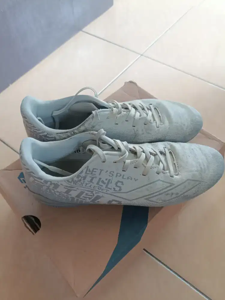Sepatu bola Mills