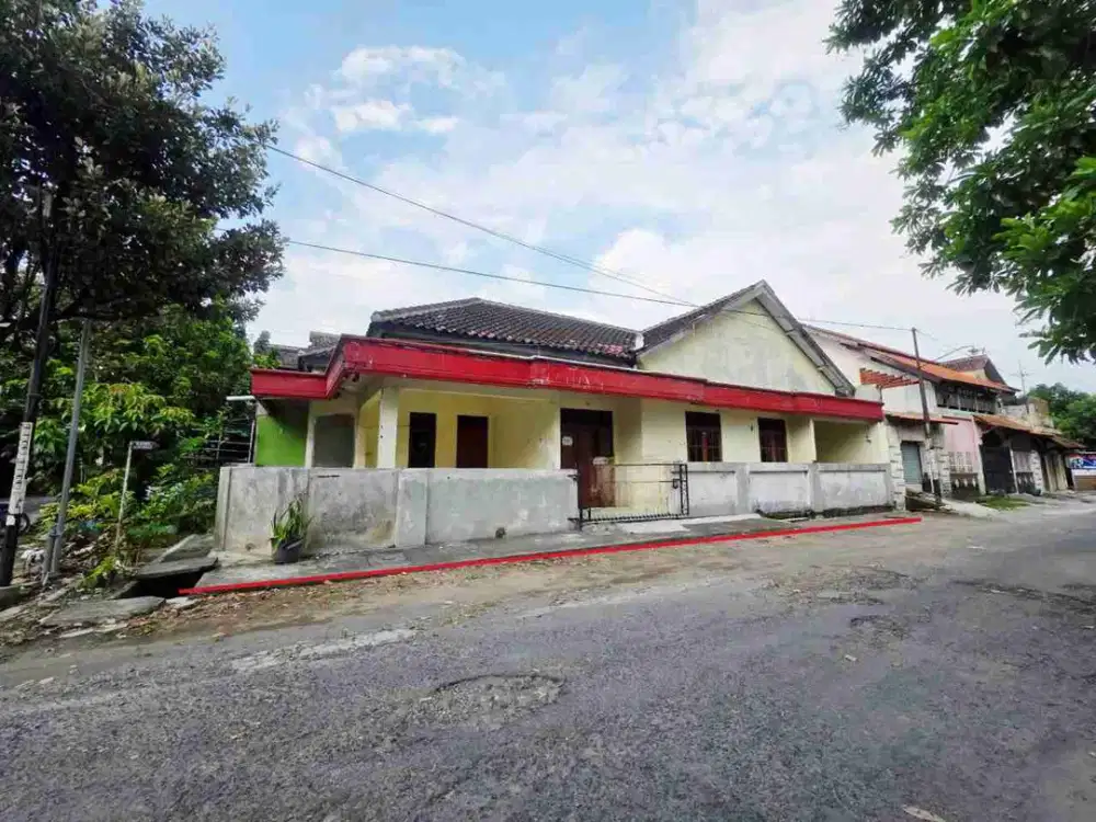 Rumah Lama Luas Strategis Posisi Hoek di Banyuanyar