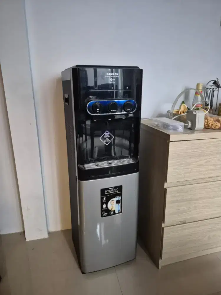 Dispenser sanken galon bawah panas dingin